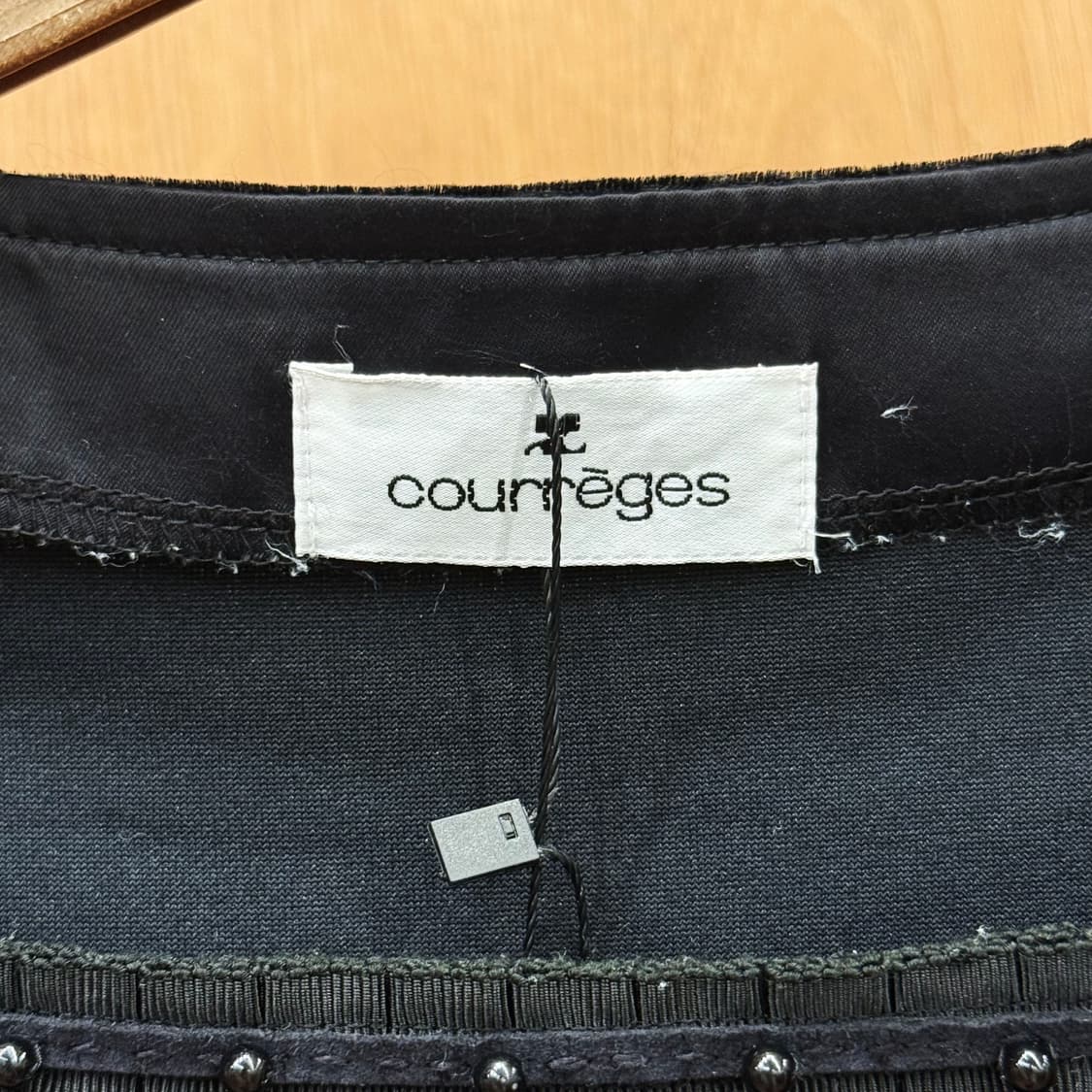 꾸레쥬 벨벳 반팔 티셔츠 스터드 리본 트리밍 스퀘어넥 슬림핏 블랙 상품이미지7