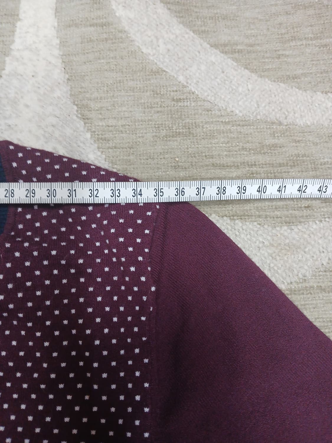골피노 여성 도트 배색 브이넥 니트  상품이미지7