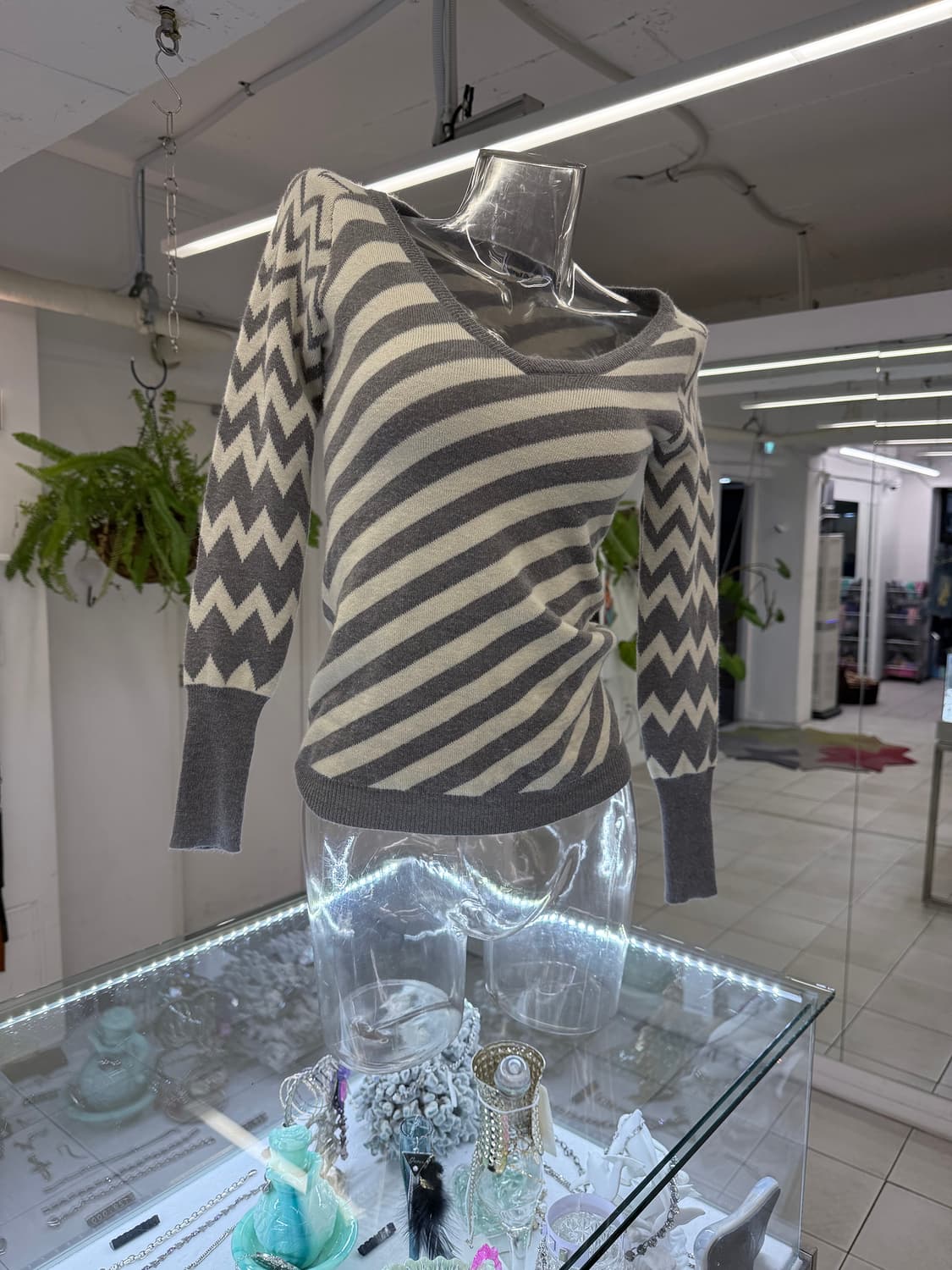 stripe v-neck sweater 상품이미지1