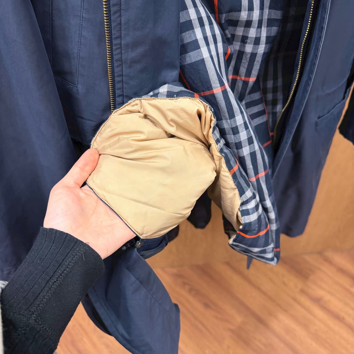 버버리 후드 코트 체크 안감 배색 드로우 스트링 디테일 레귤러핏 네이비 상품이미지6