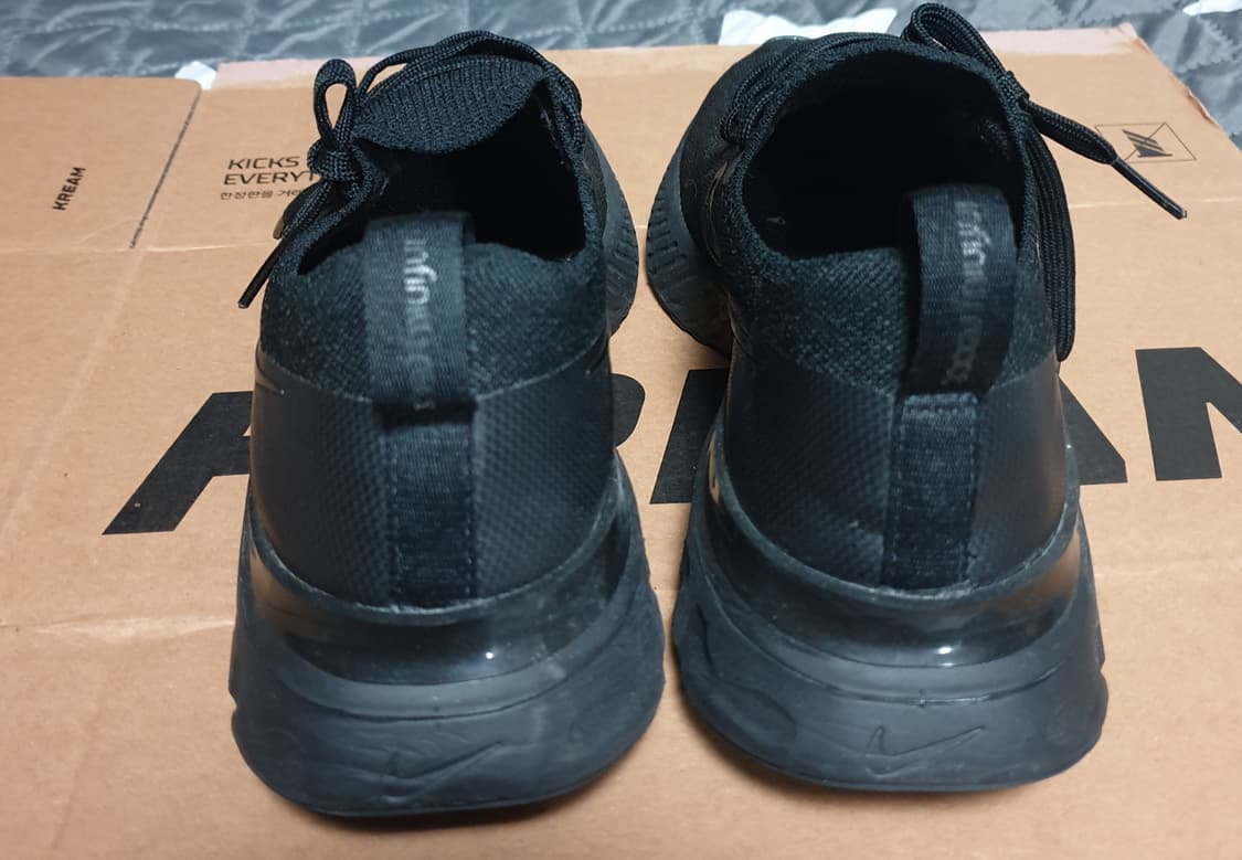 나이키 리액트 인피니티 런 플라이니트 런닝화 올블랙 (235) 상품이미지4