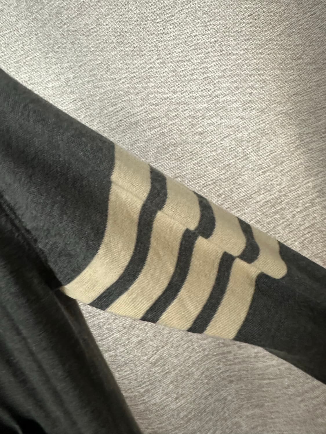 톰브라운 4선완장 울 가디건 그레이 (0) 상품이미지3