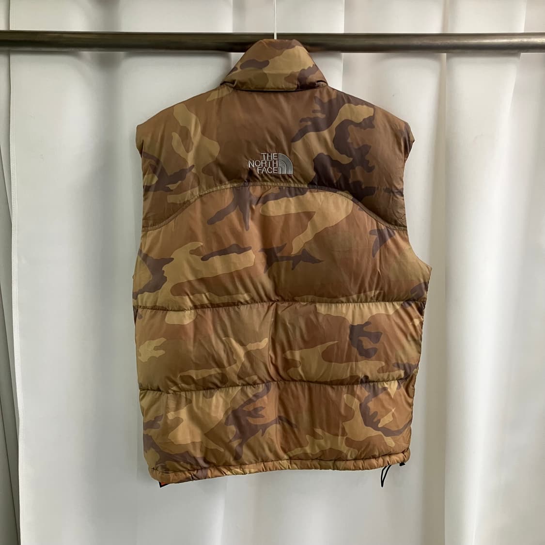 06's 노스페이스 700 카모플라쥬 센터 로고 눕시 다운 베스트 M 상품이미지2