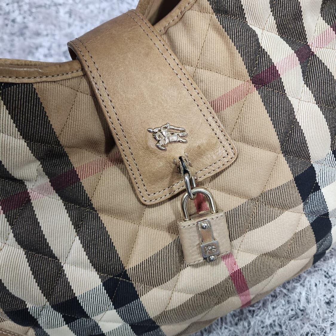 버버리 자가드 체크 숄더백 상품이미지8