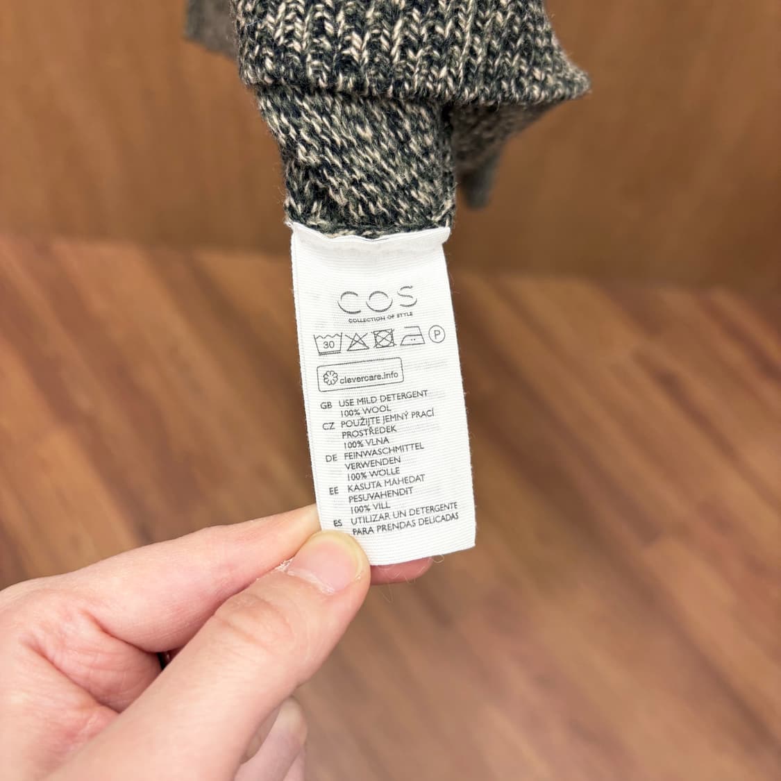 코스 레귤러핏 라운드넥 울 긴팔 니트 멜란지 짜임 리브 마감 디테일 카키 상품이미지7