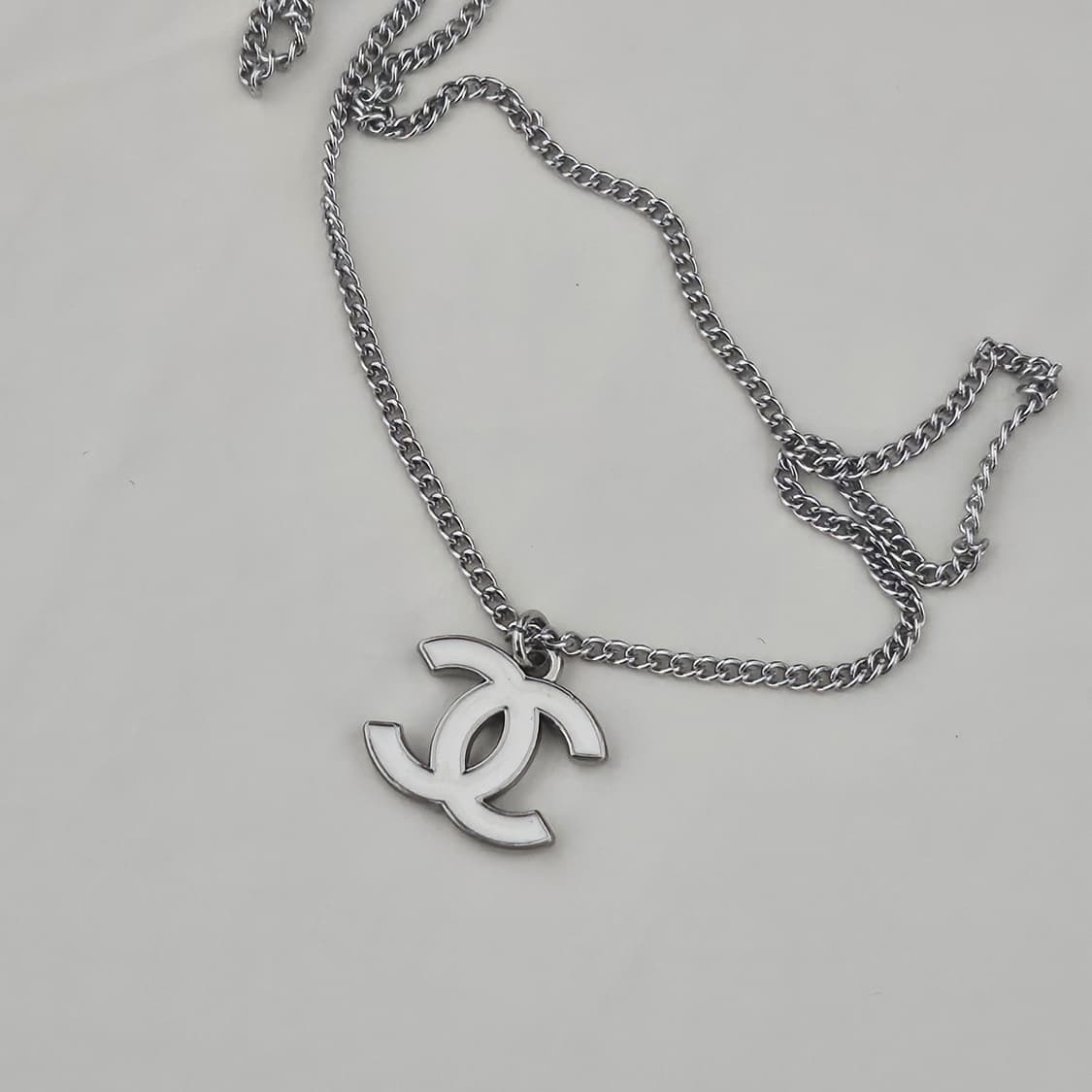 샤넬 빈티지 업사이클링 목걸이 화이트 CC로고 남자 목걸이 남여공용 상품이미지6
