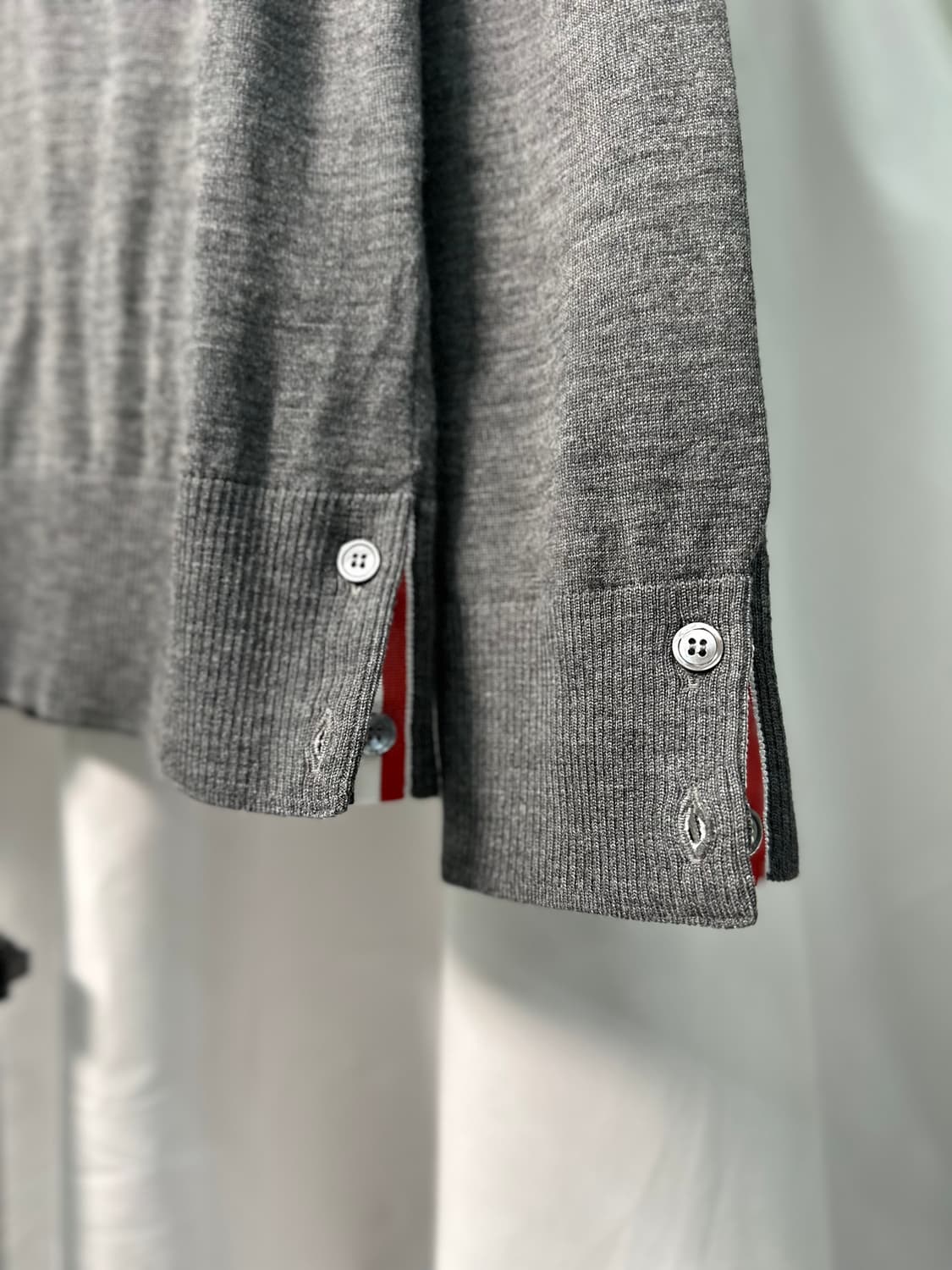 톰브라운 클래식 사선니트 메리노울
MKA002A-Y1014-038 새상품 상품이미지4