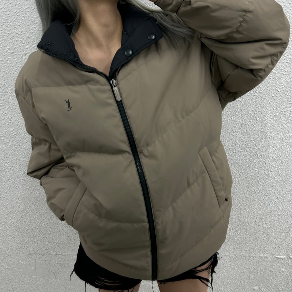 입생로랑 미니로고 차콜 리버시블 베이지 패딩 상품이미지1