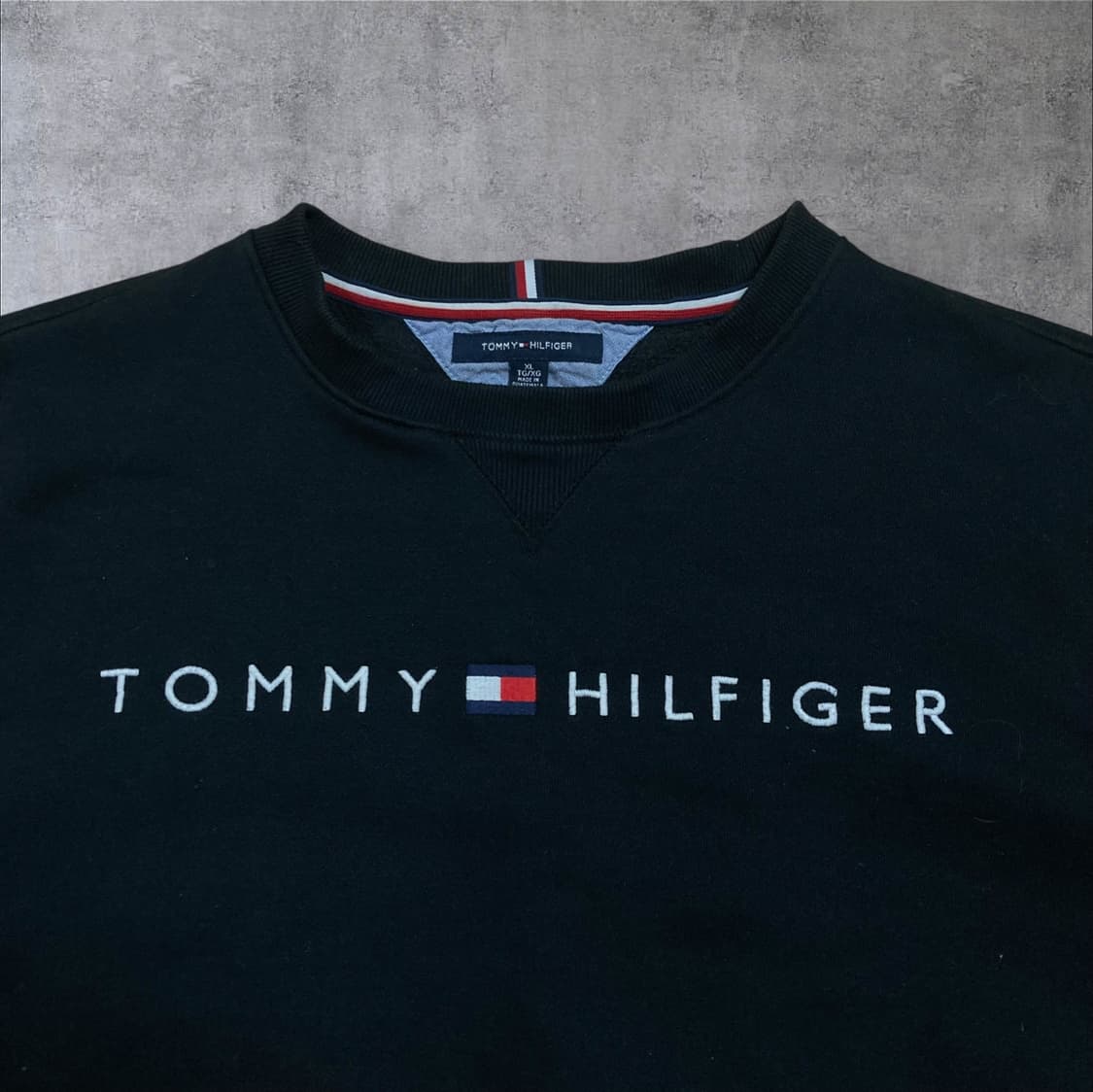 타미힐피거 스펠아웃 로고 블랙 맨투맨 상품이미지2