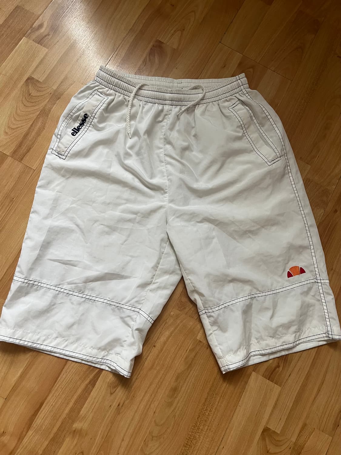 ellesse 하프기장 화이트 반바지 상품이미지1