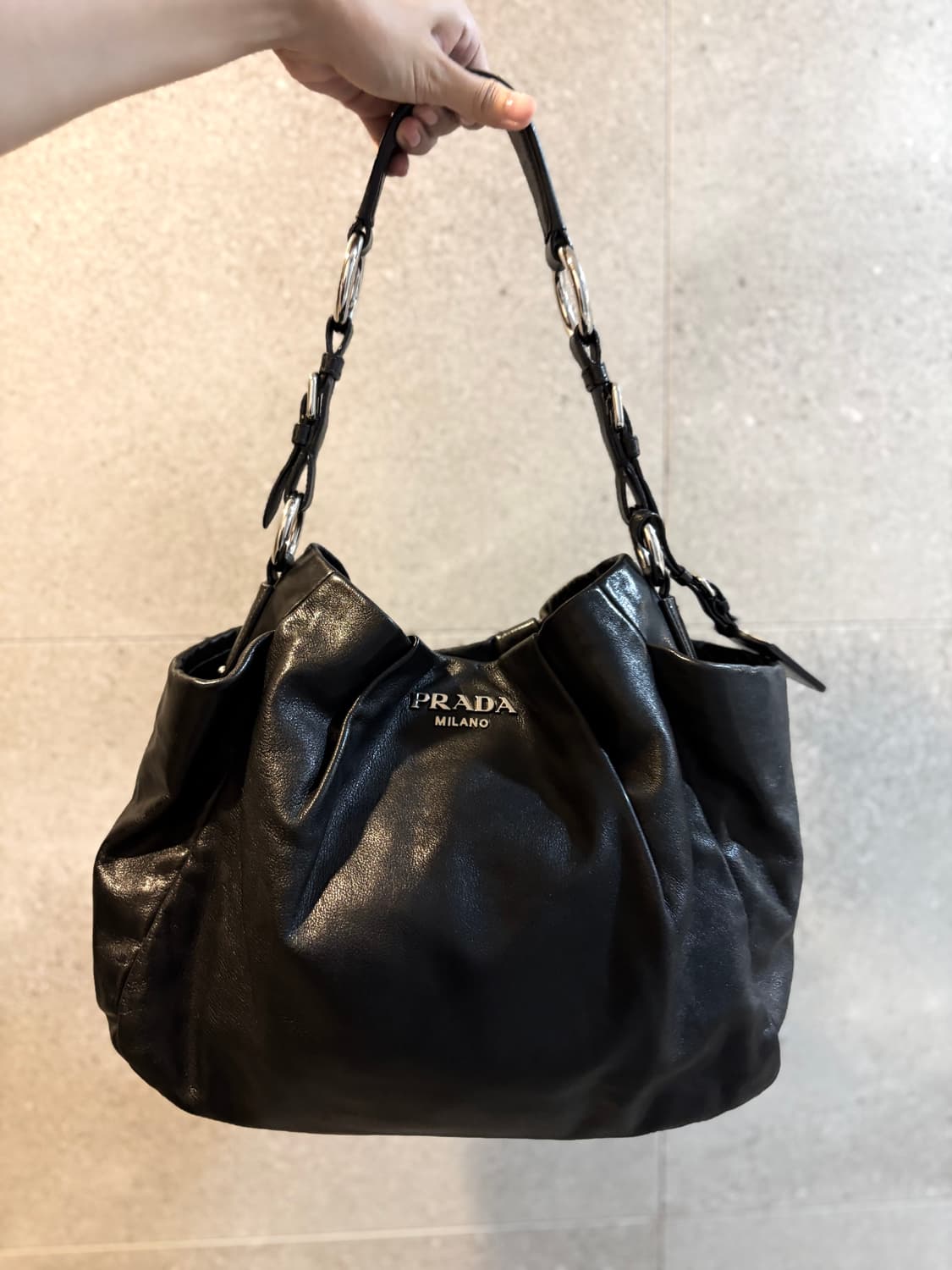 prada 프라다 카프스킨 호보백 상품이미지1