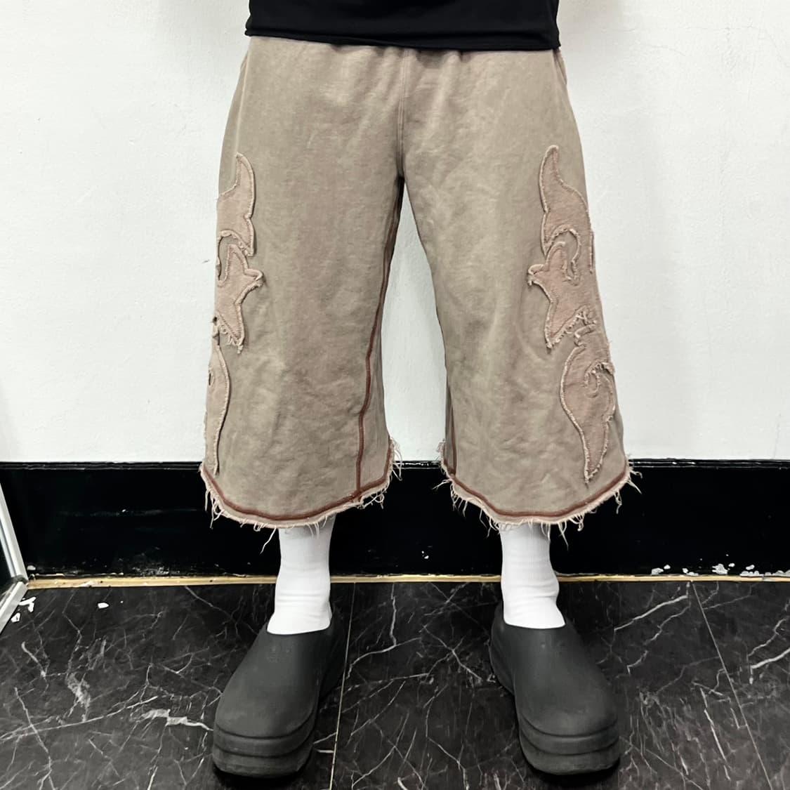 무라아에르 페더 아플리케 버뮤다 스웻 팬츠 상품이미지2