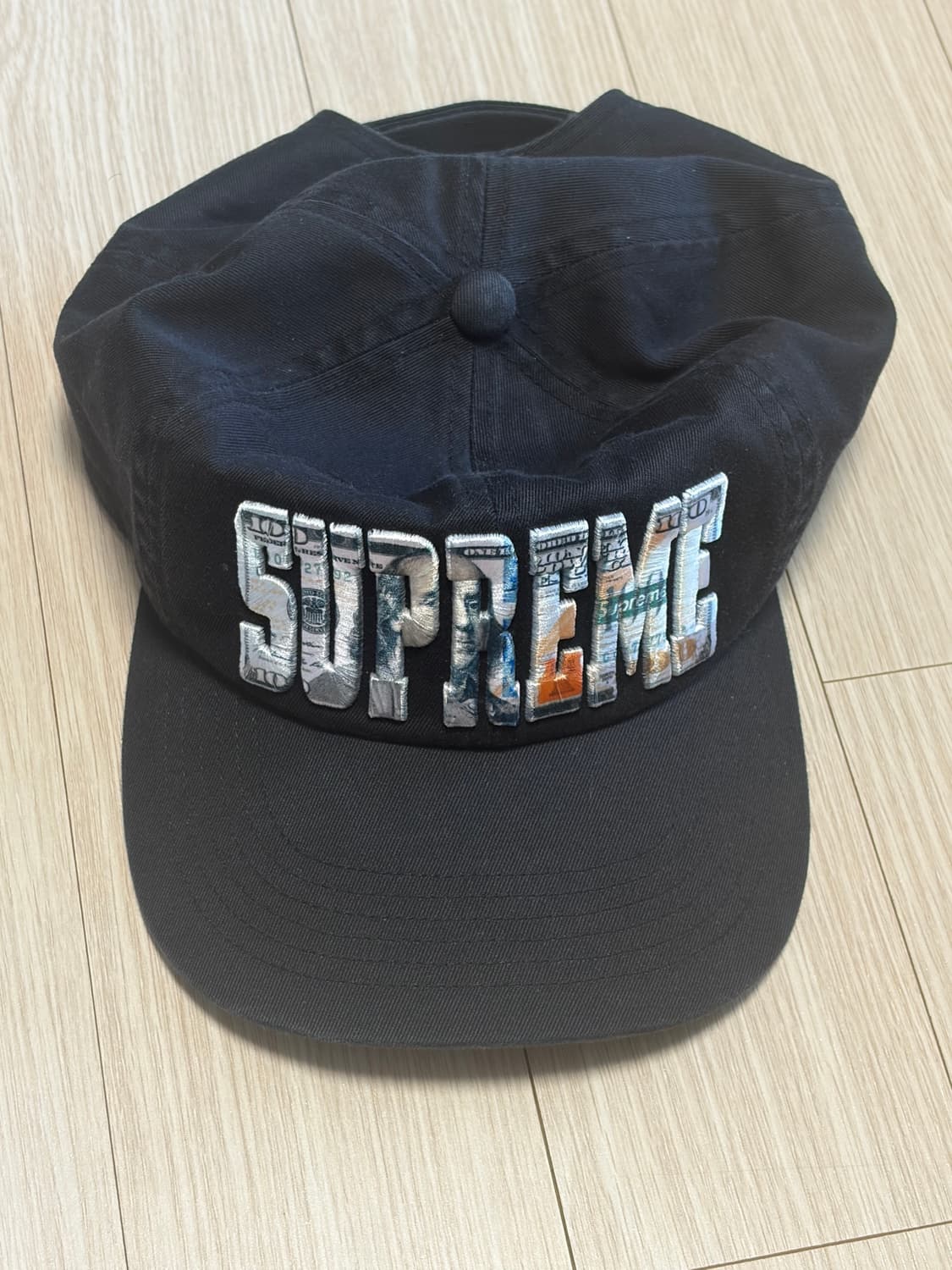 슈프림 자수 머니 로고 6패널 블랙 상품이미지2
