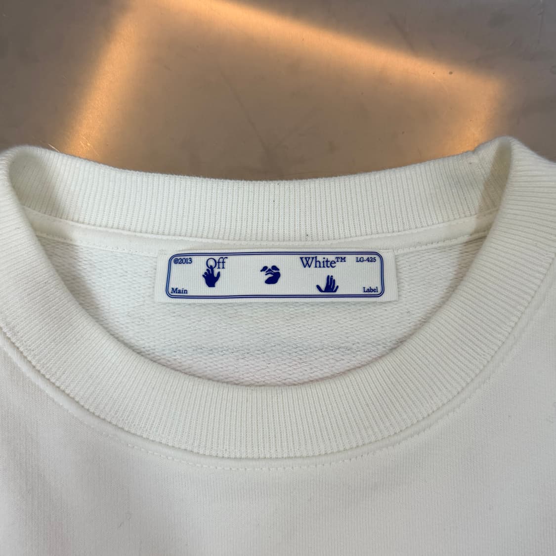 [리오브] 오프화이트 그라데이션 마커 애로우 맨투맨 상품이미지4