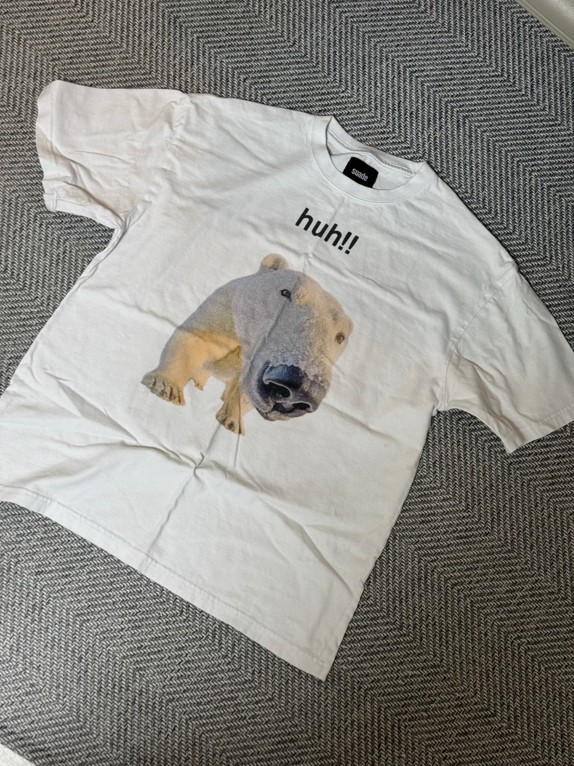 스웨이드 허 반팔티 화이트 판매합니다 (huh!!) 상품이미지1