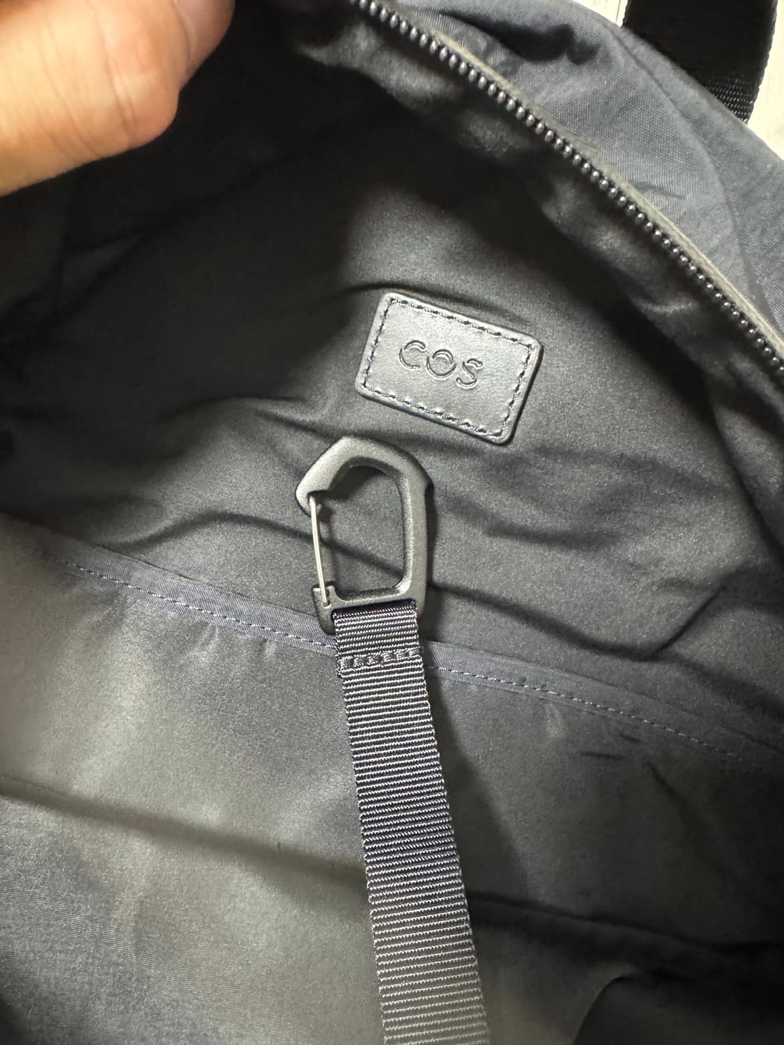 Cos 블랙 나일론백팩 상품이미지2