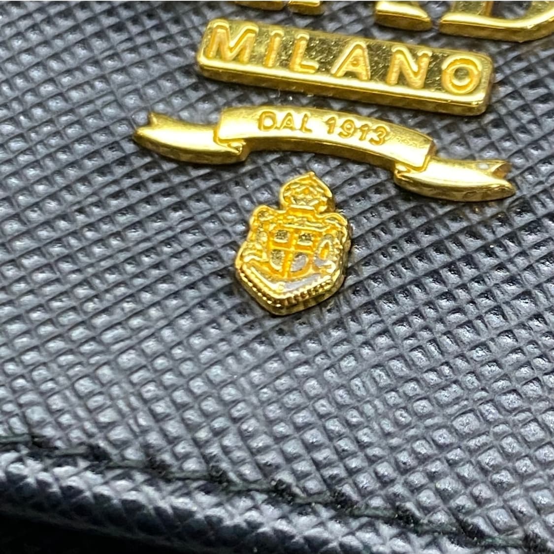 프라다 사피아노 레더 트라이앵글 로고 플랩 장지갑 블랙 상품이미지3