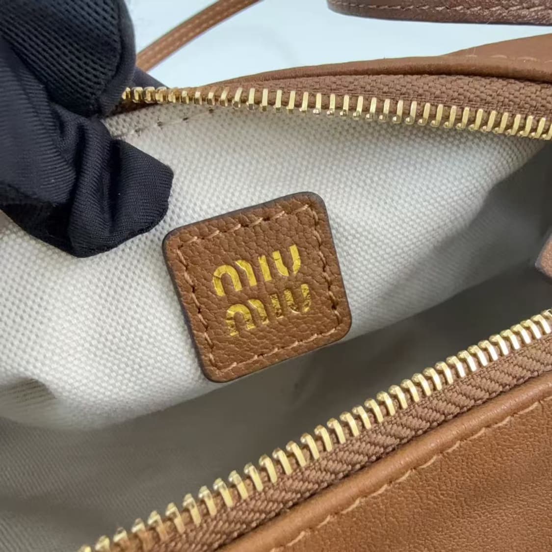 미우 미우 나파 레더 미니 파우치 오크 상품이미지7