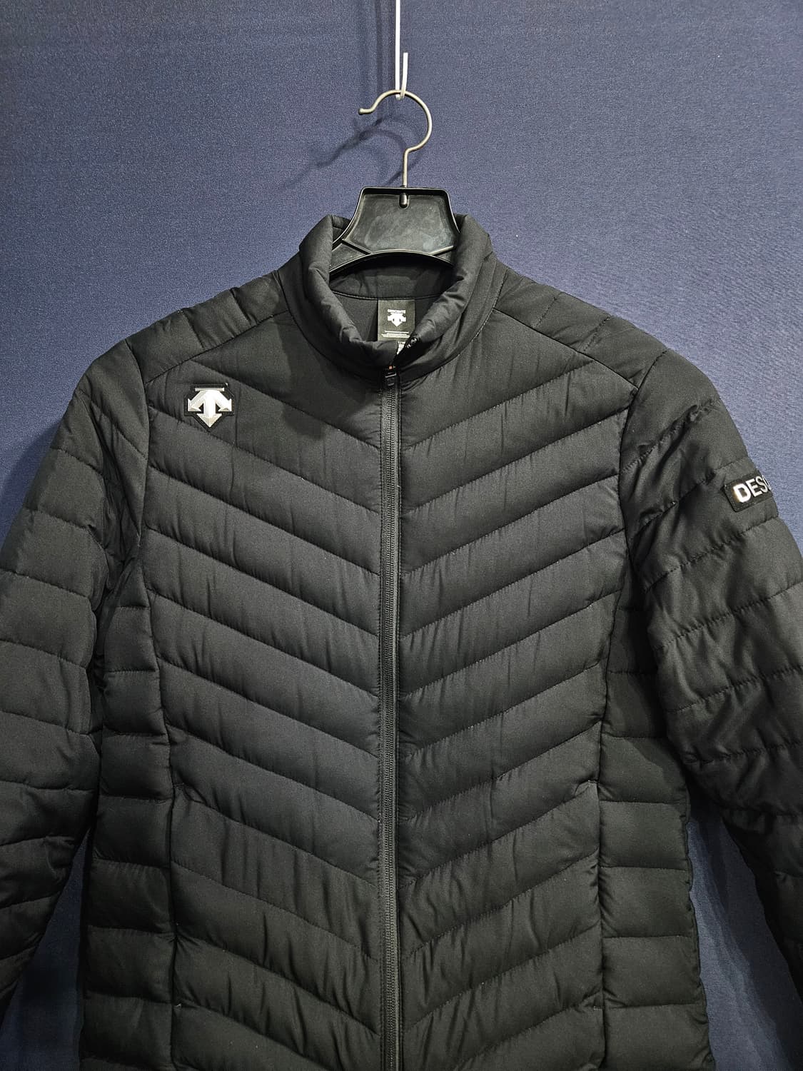 데상트 블랙컬러 남성 슬림핏 95 덕다운 경량패딩  상품이미지7