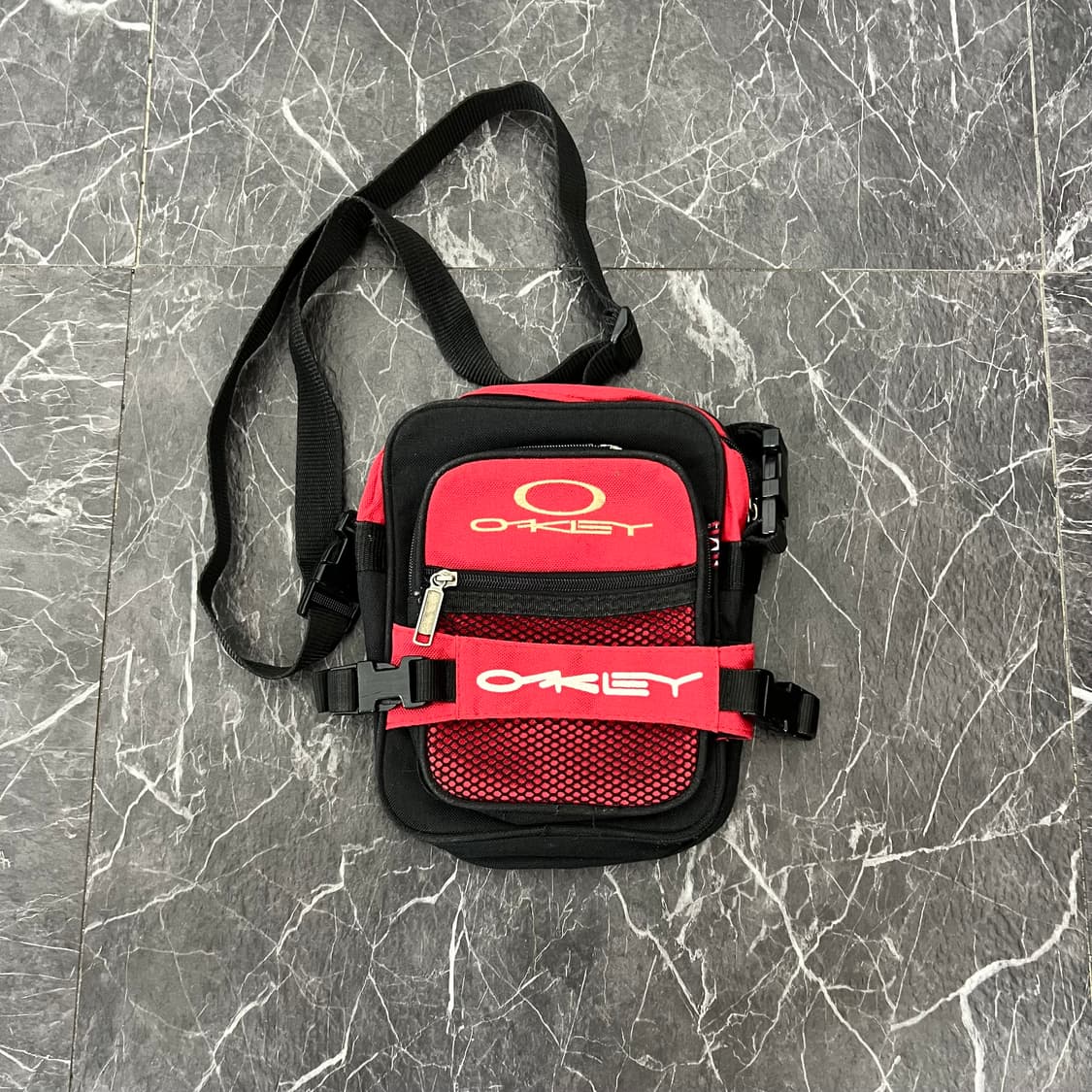 오클리 아이콘 미니백 상품이미지1