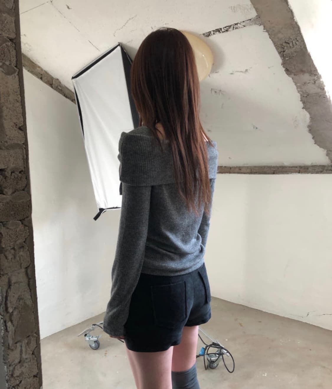 아워프 아토 포인트 오프숄더 티셔츠 상품이미지2