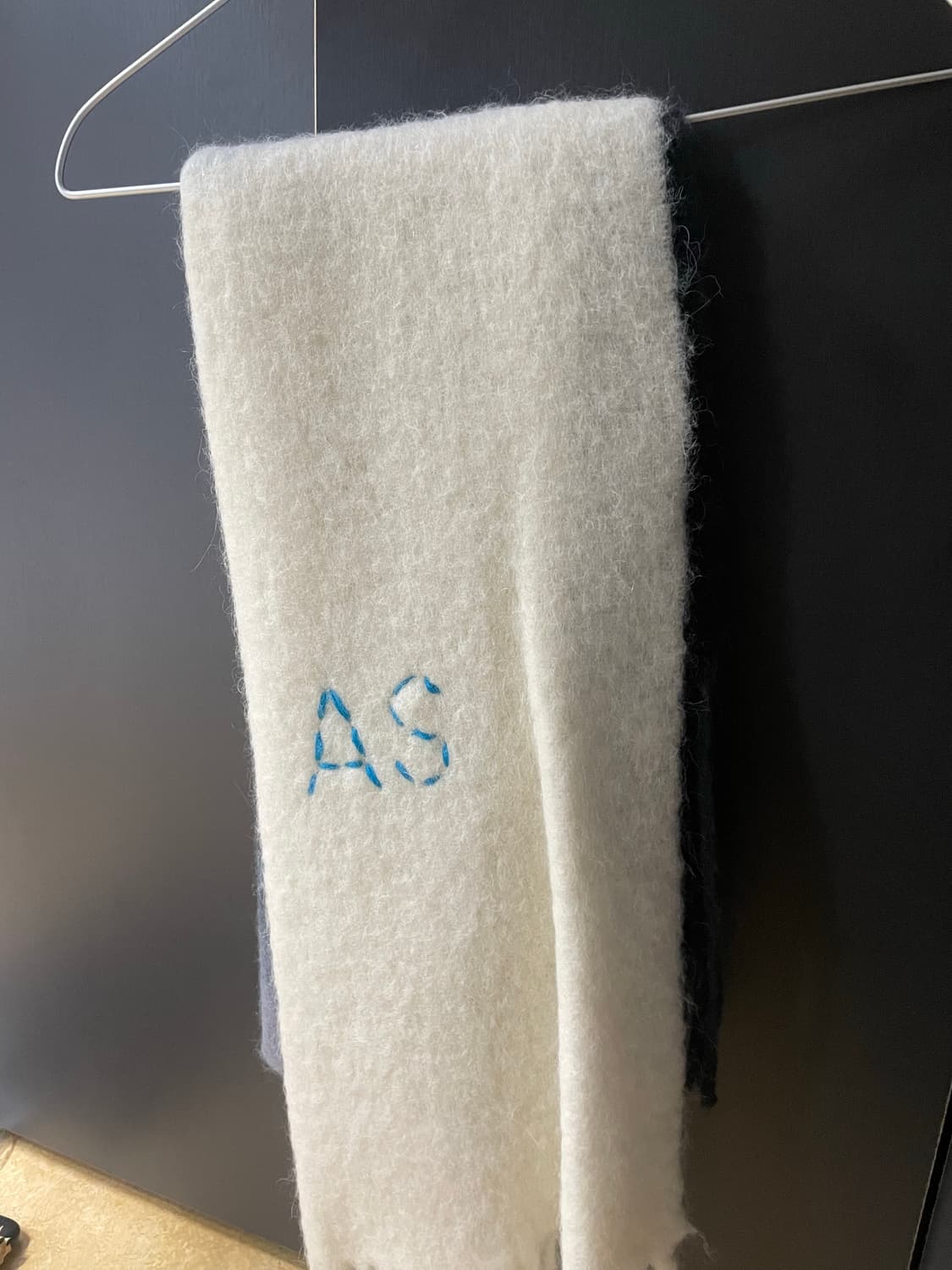 아크네 스튜디오 목도리 머플러 흰ㅡ그레이 그라데이션 상품이미지1