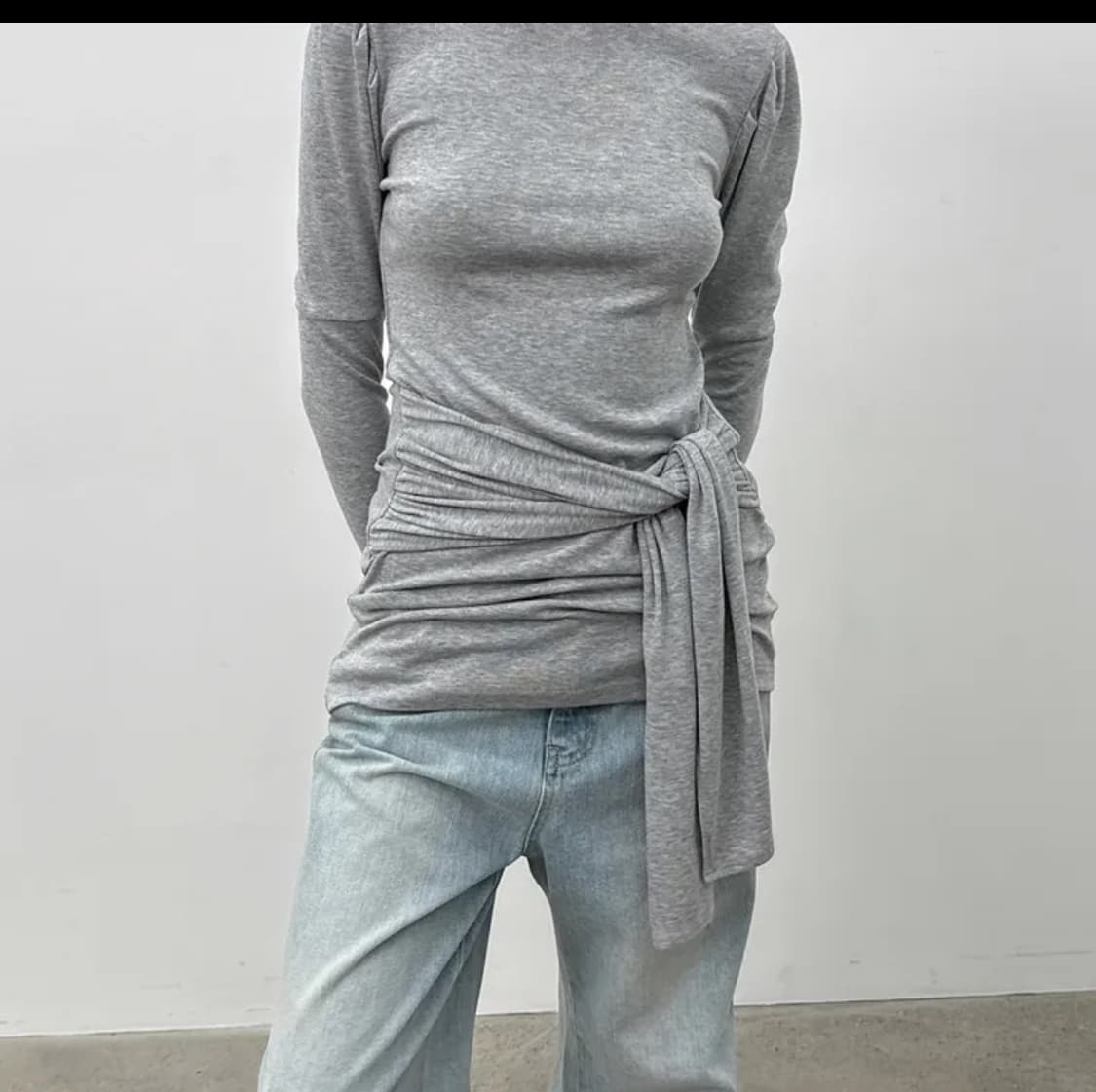 블랙업 회색 셔링 드레이프 원피스 상품이미지4