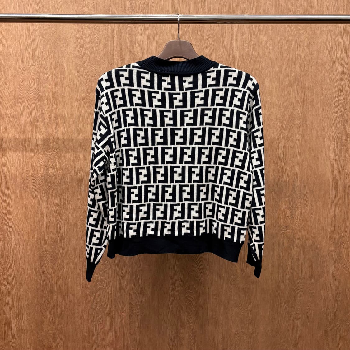 펜디 진스 라운드넥 긴팔 울 니트 로고 모노그램 패턴 디테일 블랙 화이트 상품이미지3