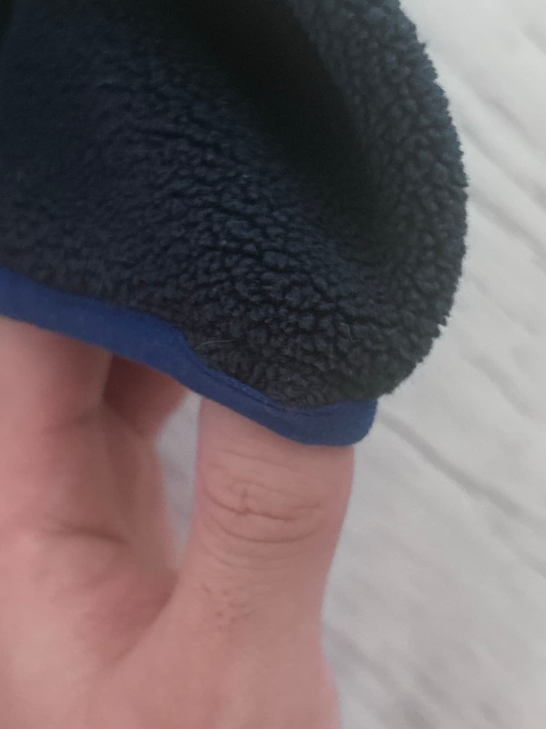 파타고니아 신칠라 라이트웨이트 풀오버 M 네이비/레드 켄달제너 착용 상품이미지4