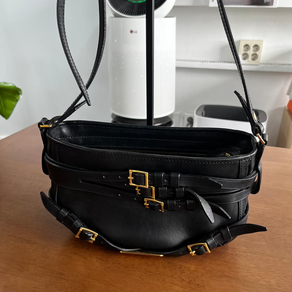 버버리 레더 크로스백 상품이미지2