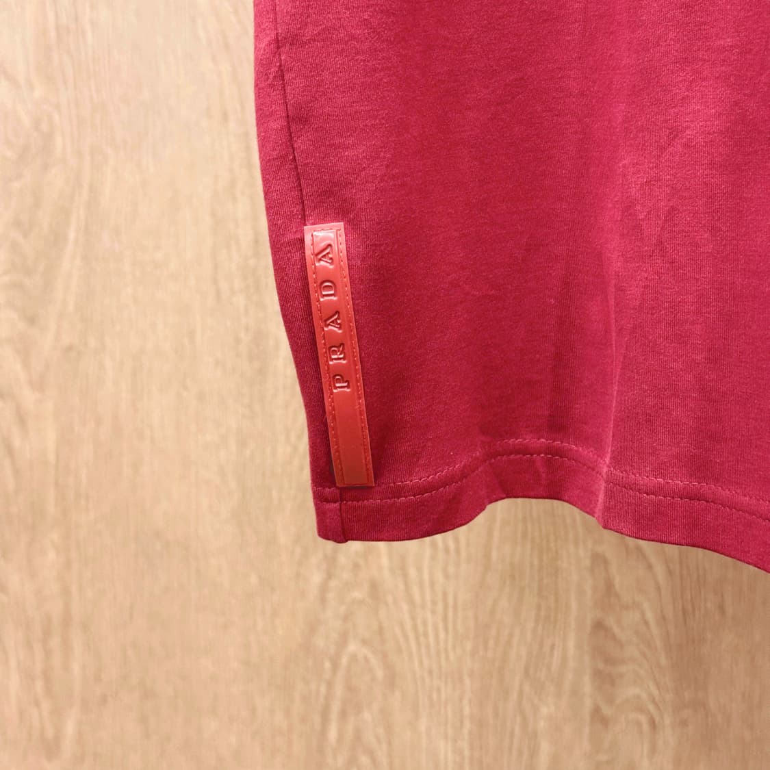 프라다 반팔 카라 티셔츠 사이드 로고 디테일 베이직 레드 상품이미지6