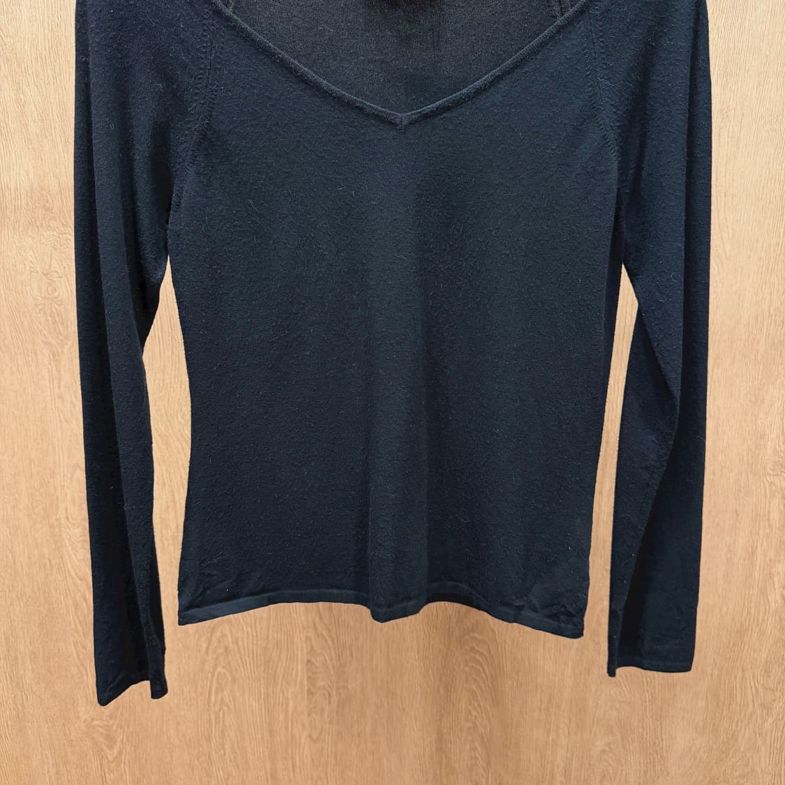 막스마라 위켄드 브이넥 슬림핏 긴팔 니트 탑 미니멀 플랫 디테일 블랙 상품이미지5