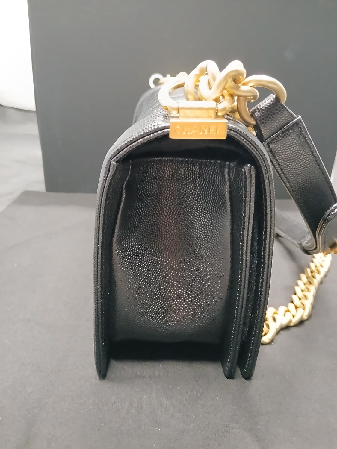 샤넬 보이백 미듐 금장 캐비어 27번대 A67086 상품이미지6