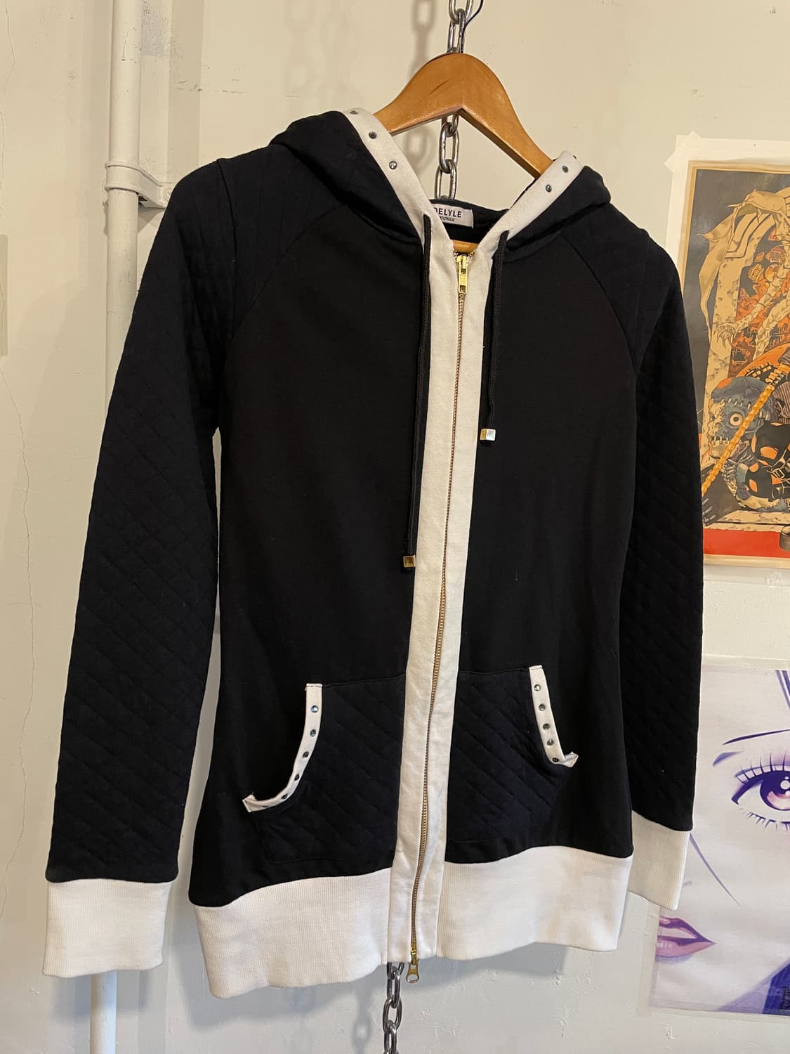 큐빅 퀼팅 디테일 블랙 화이트 투웨이 후드집업 상품이미지2