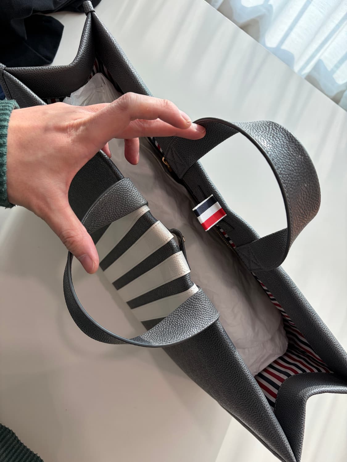 톰브라운 4-바 페블 그레인 레더 스퀘어 토트백 상품이미지2