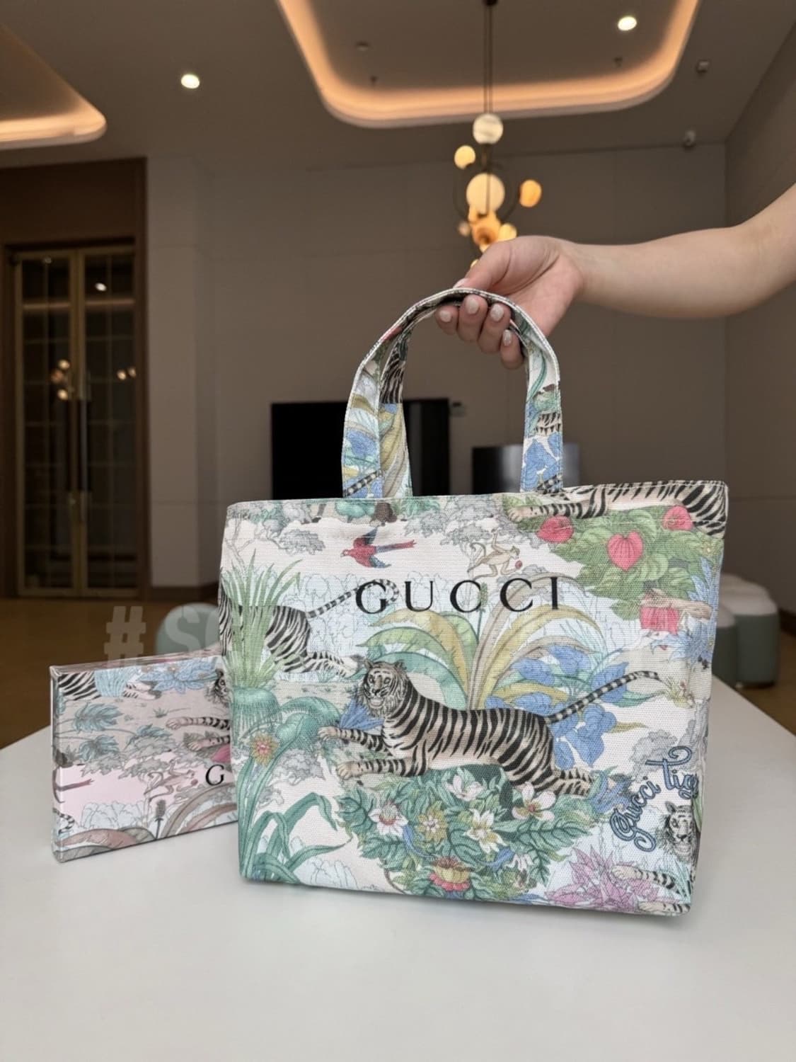 구찌뷰티 2025 타이거 에코백 기프트 토트백  상품이미지3