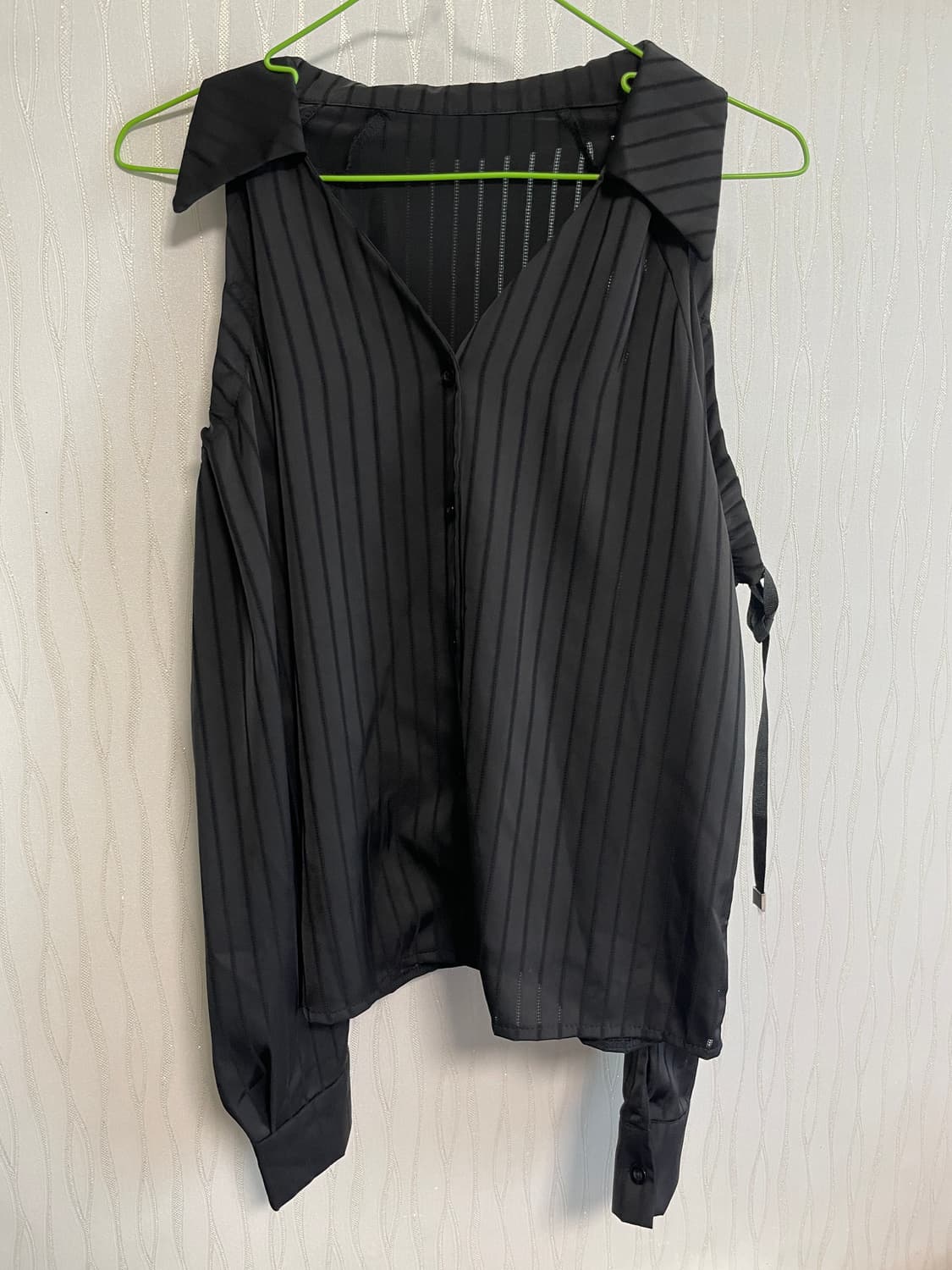 블랙 스트라이프 오프숄더 블라우스 상품이미지1