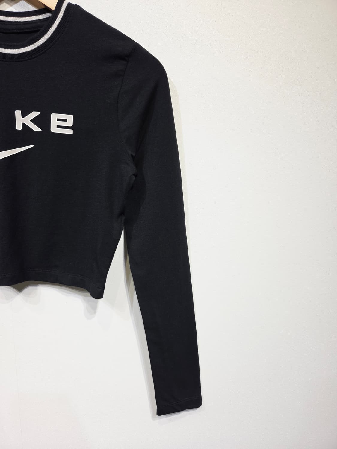 (새 상품) 나이키(NIKE) 슬림핏 긴팔 크롭 티셔츠 블랙 상품이미지4