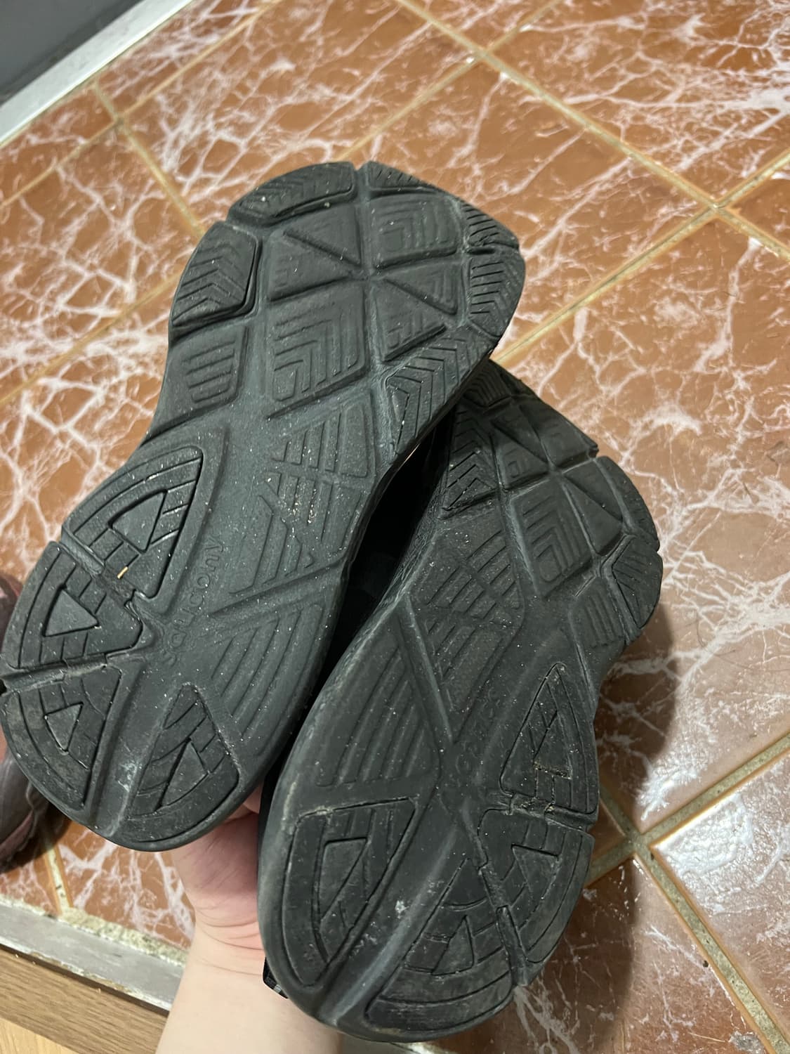 써코니 남성 가이드 18 와이드 트리플블랙 상품이미지4