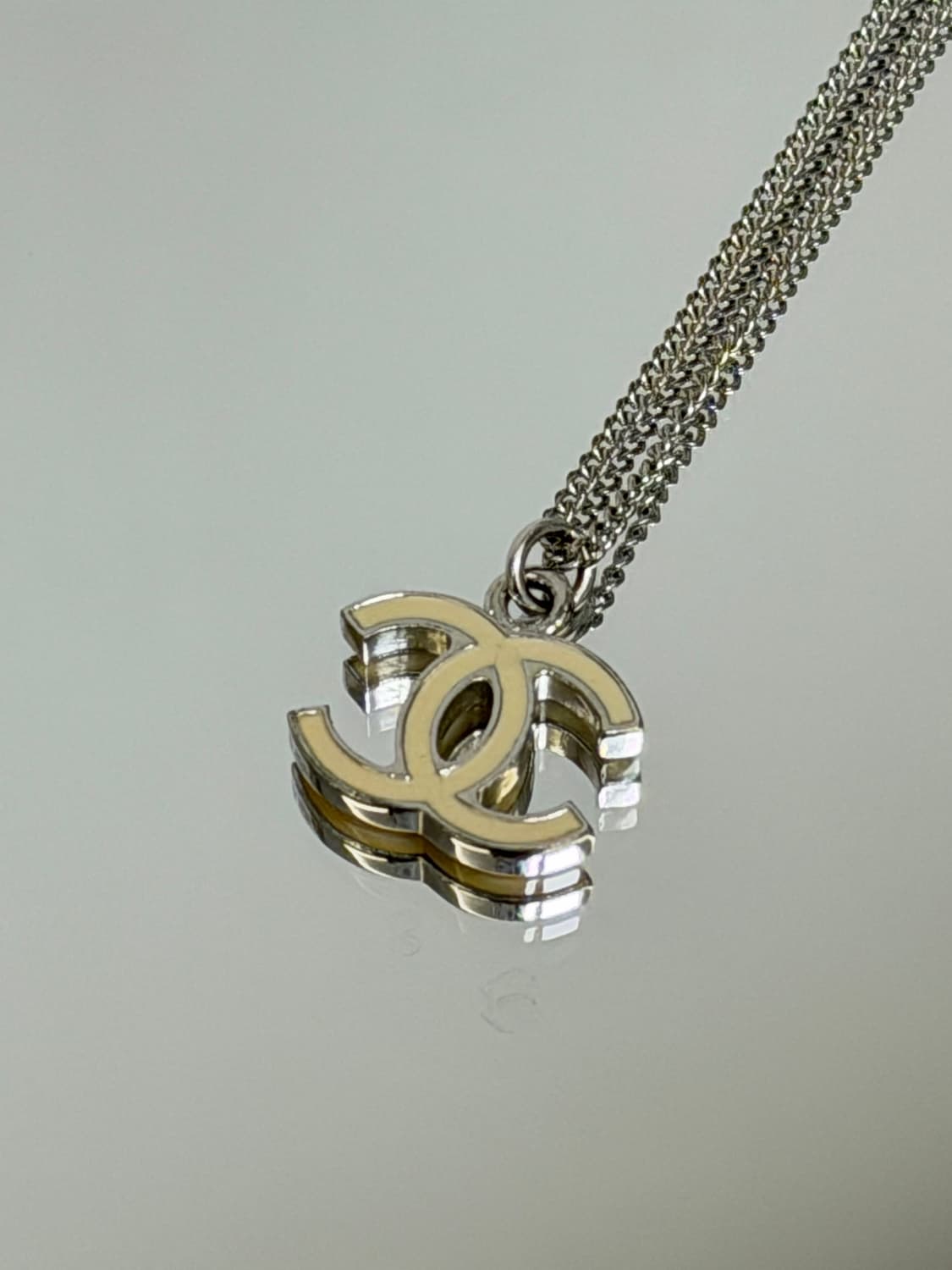 정품 샤넬 제니 CC 로고 실버 에폭시 목걸이 상품이미지3