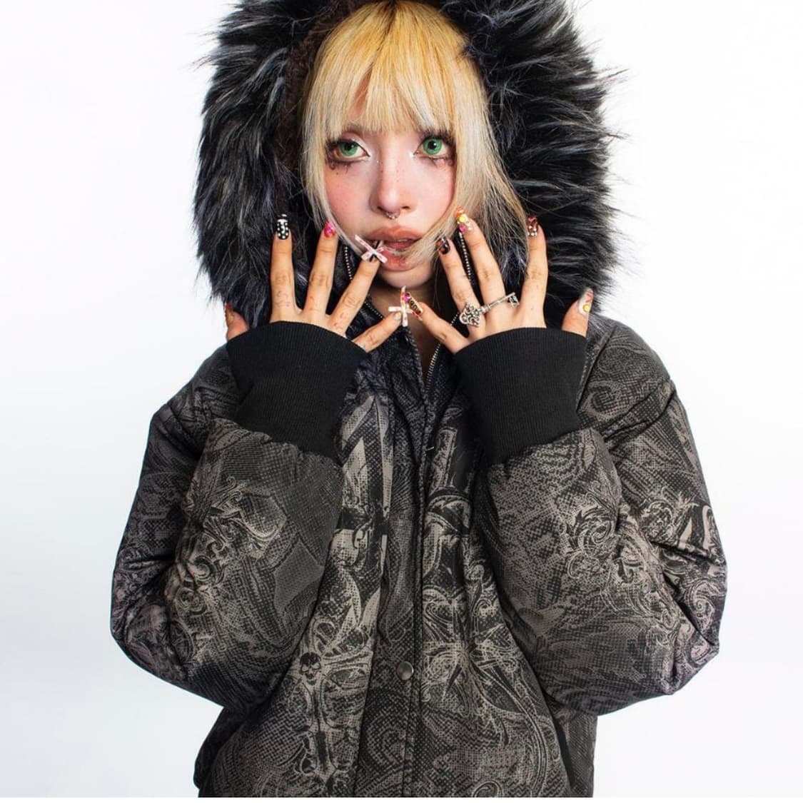 4RE1GN 퍼 후드 숏패딩 Y2K 덕다운 점퍼 고딕 오리엔탈 상품이미지3