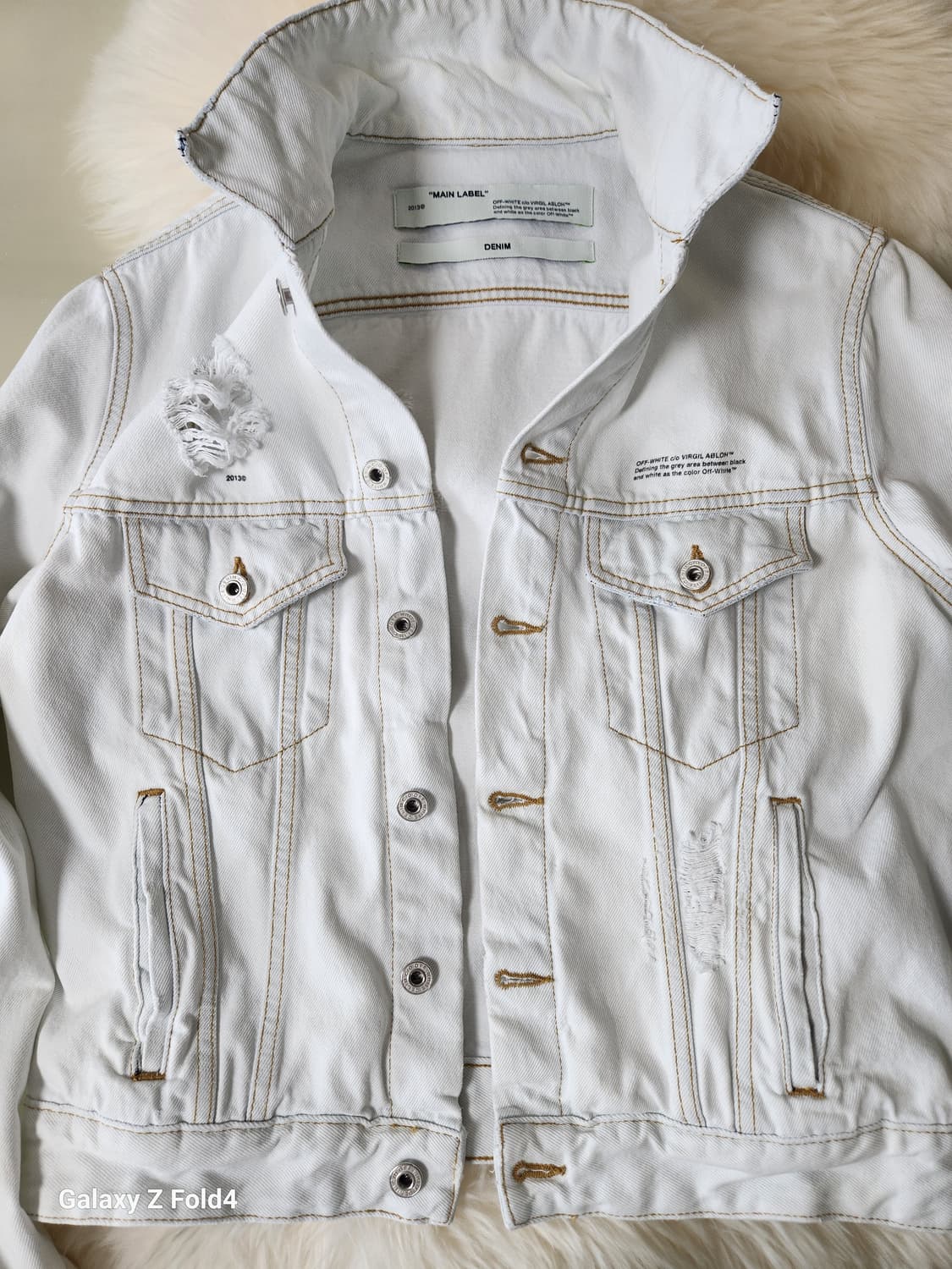 오프화이트 화이트 한정판 데님 자켓 BTS진착용 판매합니다. 상품이미지1