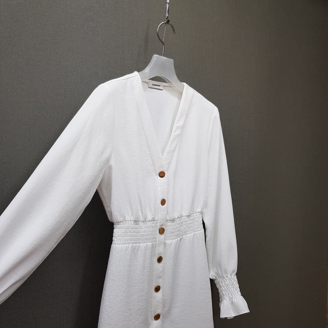 산드로 화이트 스모크 밴딩 브이넥 원피스 36사이즈 상품이미지5