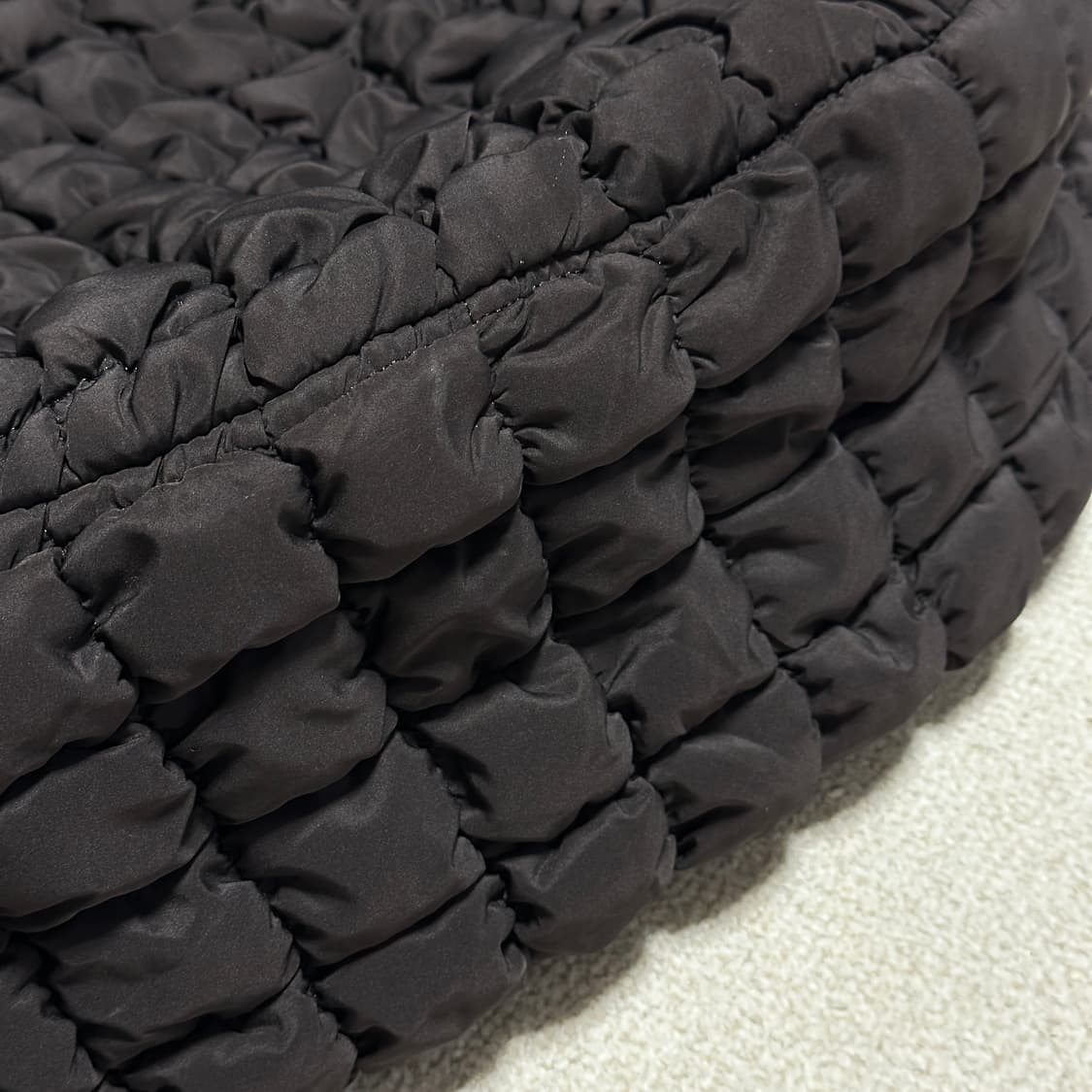 코스 퀄티드 오버사이즈 숄더백 상품이미지7