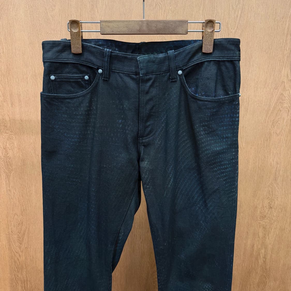 발렌시아가 데님 팬츠 블루 페인팅 히든 버튼 디테일 스트레이트 핏 블랙 상품이미지4