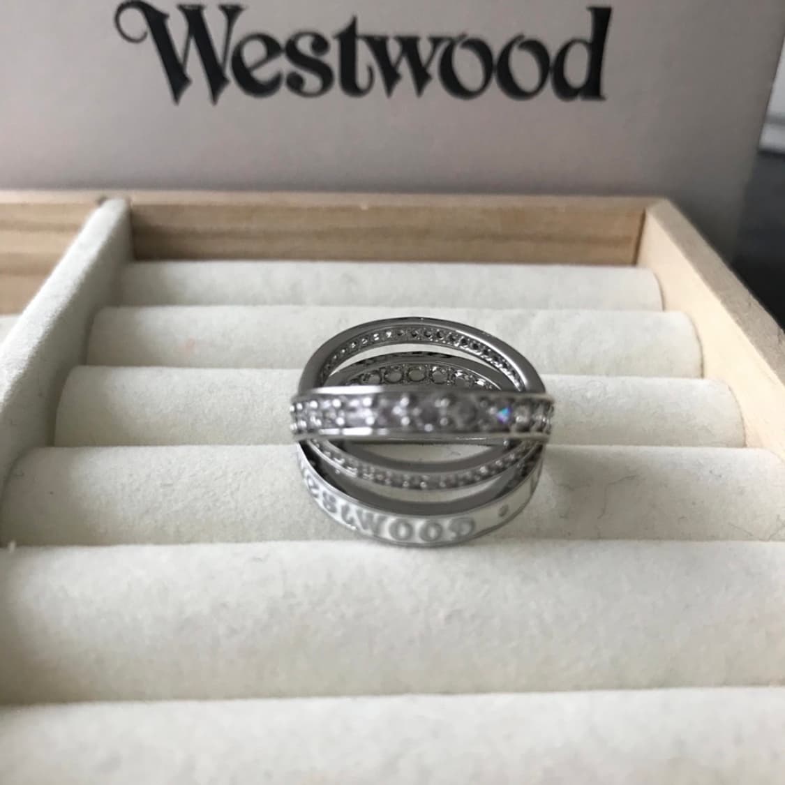 비비안 웨스트우드 아카이브 화이트 레터링 로고 각인 3단 레이어 링 반지 상품이미지3