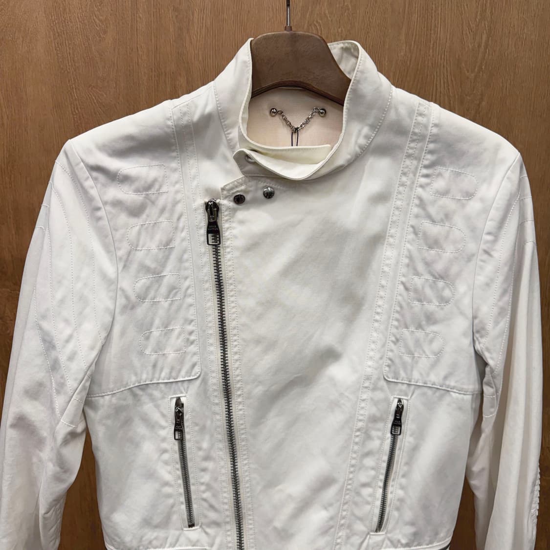 루이비통 하이넥 바이커 자켓 사선 지퍼 멀티 포켓 디테일 슬림핏 아이보리 상품이미지4