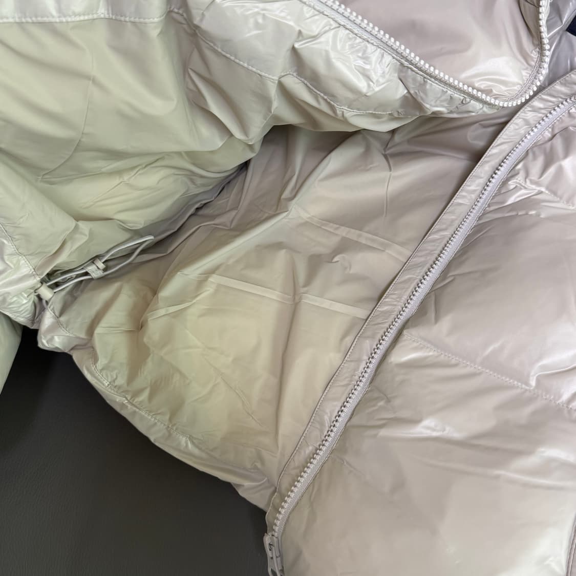 무신사스탠다드우먼 덕다운 글로시 숏패딩 푸퍼 베이지 s 상품이미지3