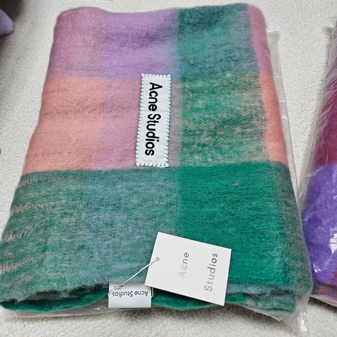 아크네 모헤어 체크 머플러 상품이미지4