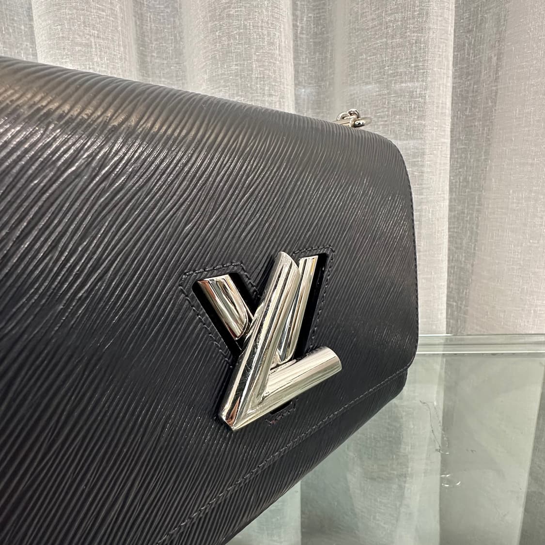 루이비통 트위스트 MM 은장 크로스백 상품이미지6